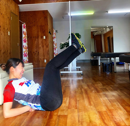 柔軟性チェック!後ろで手を組んだまま、しゃがめますか?